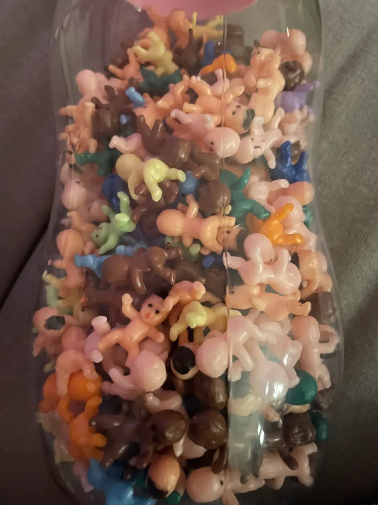 Tiny plastic mini babies. 440 pieces. Baby shower.  photo 1
