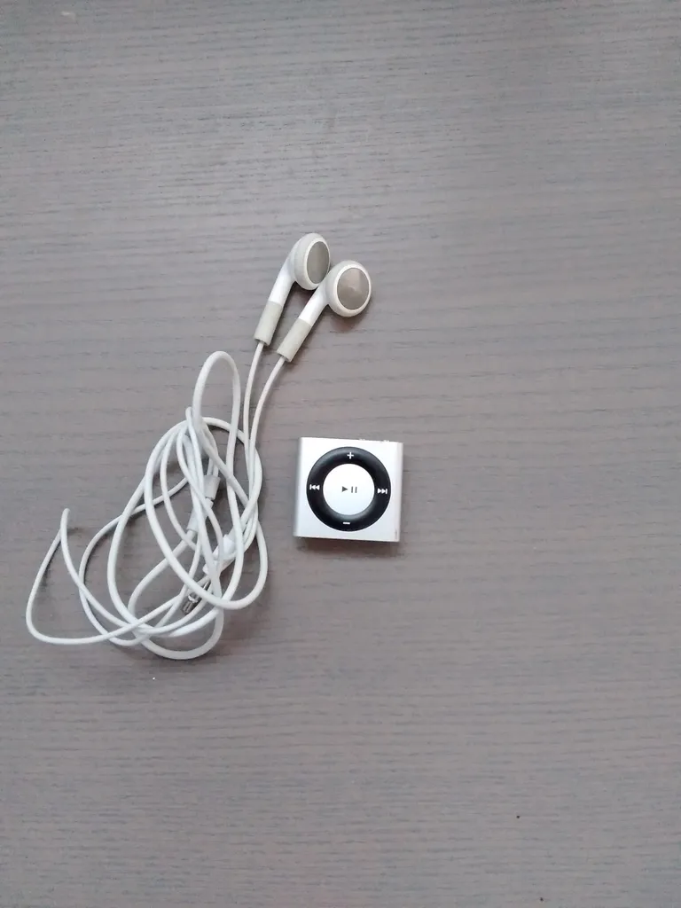 Ipod nano with headphones  photo 1