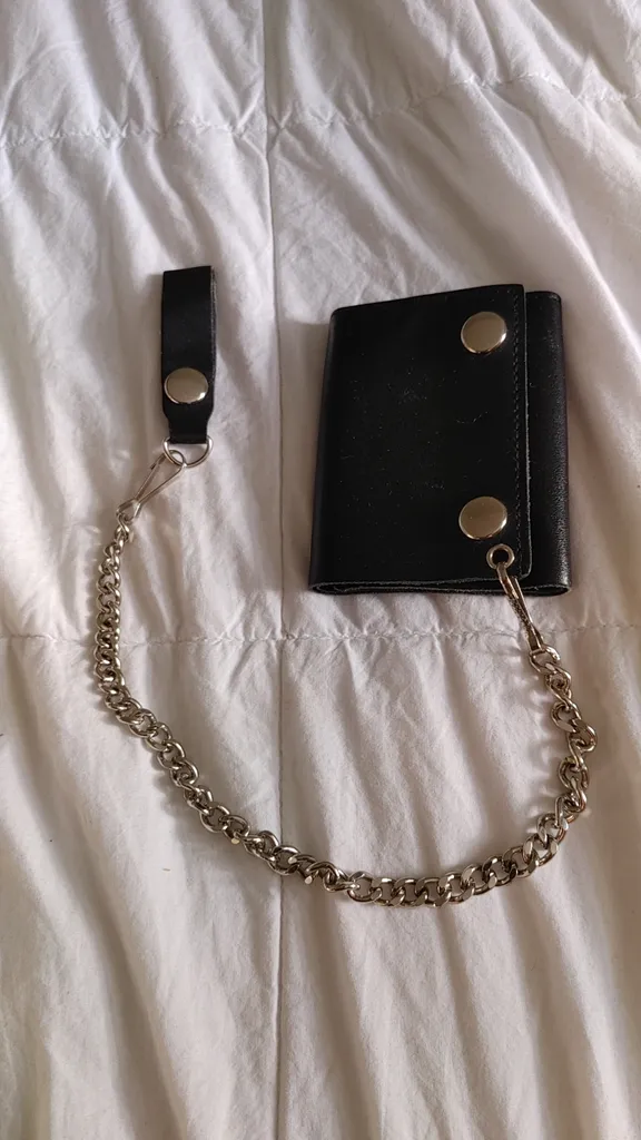(Traded) Wallet with chain photo 1