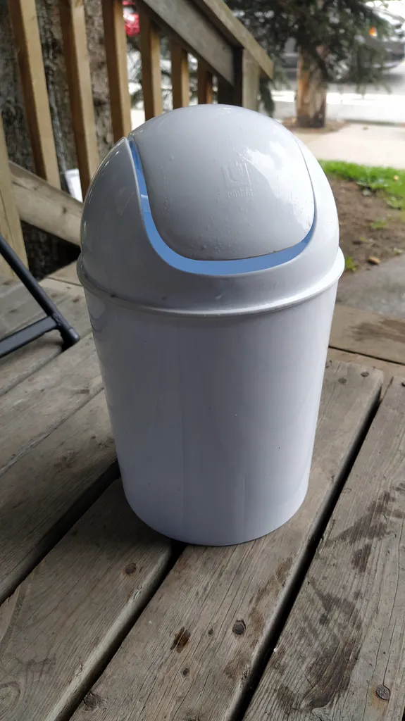 Trash can with lid photo 1