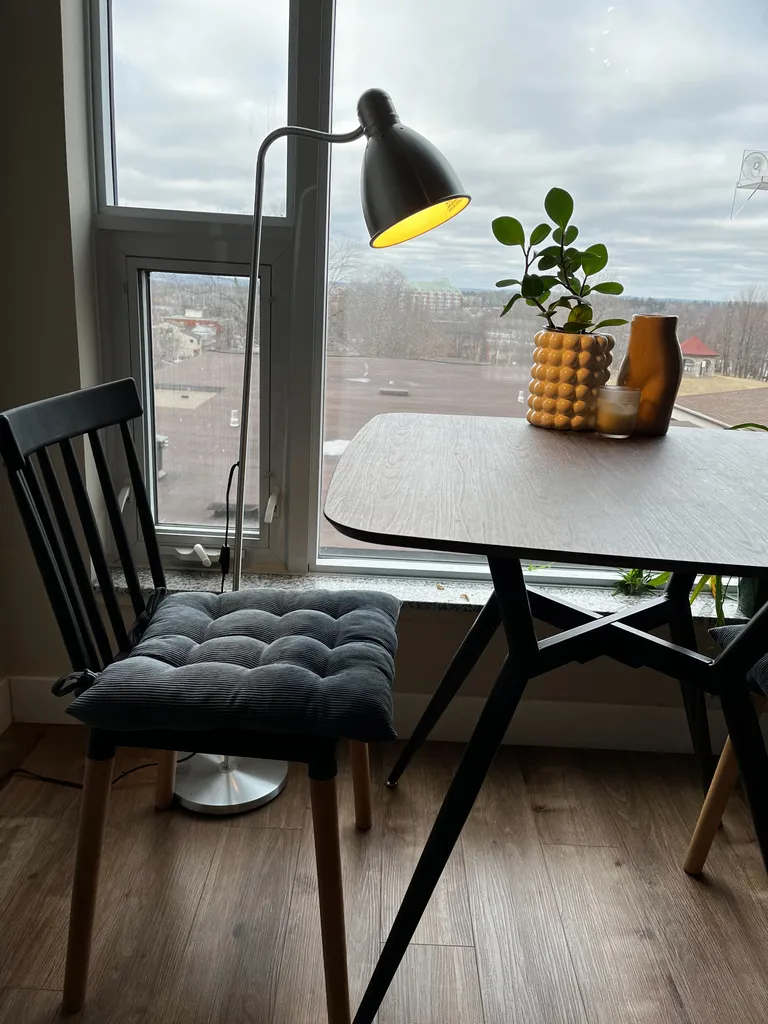 Table and chairs photo 1