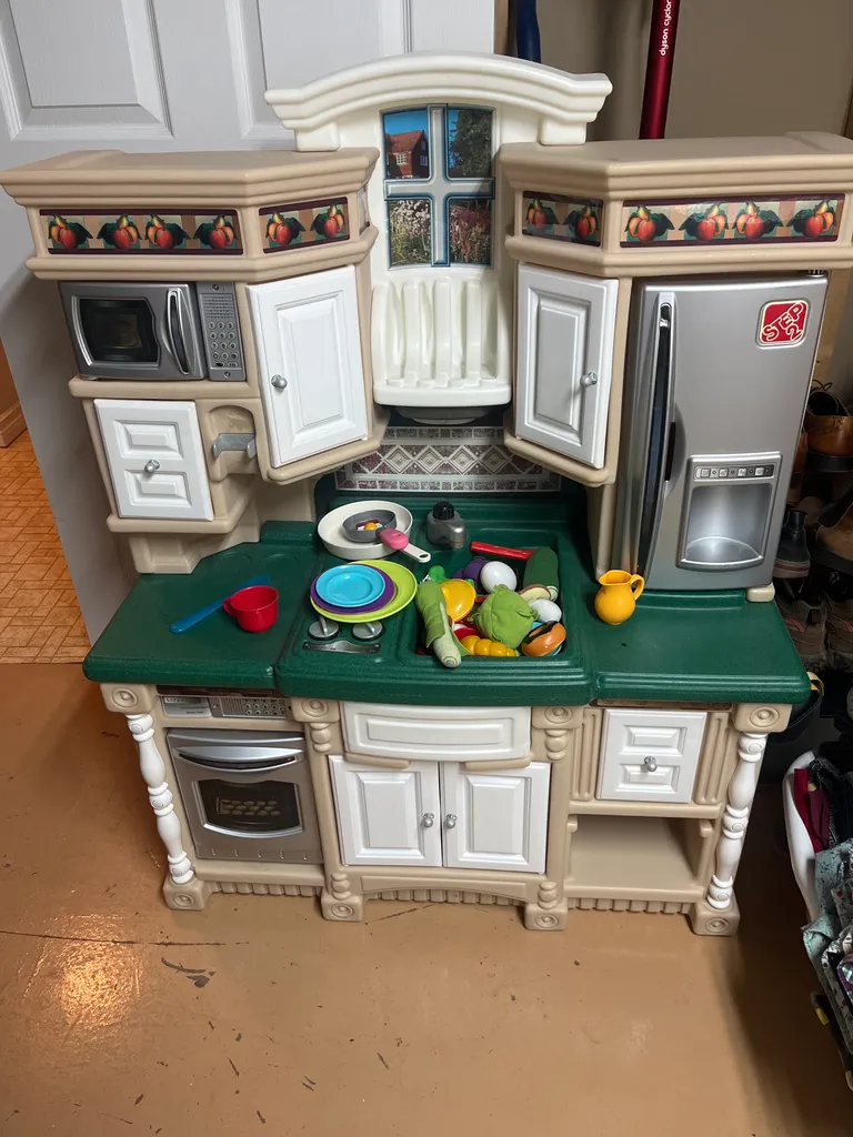 Toy kitchen photo 1