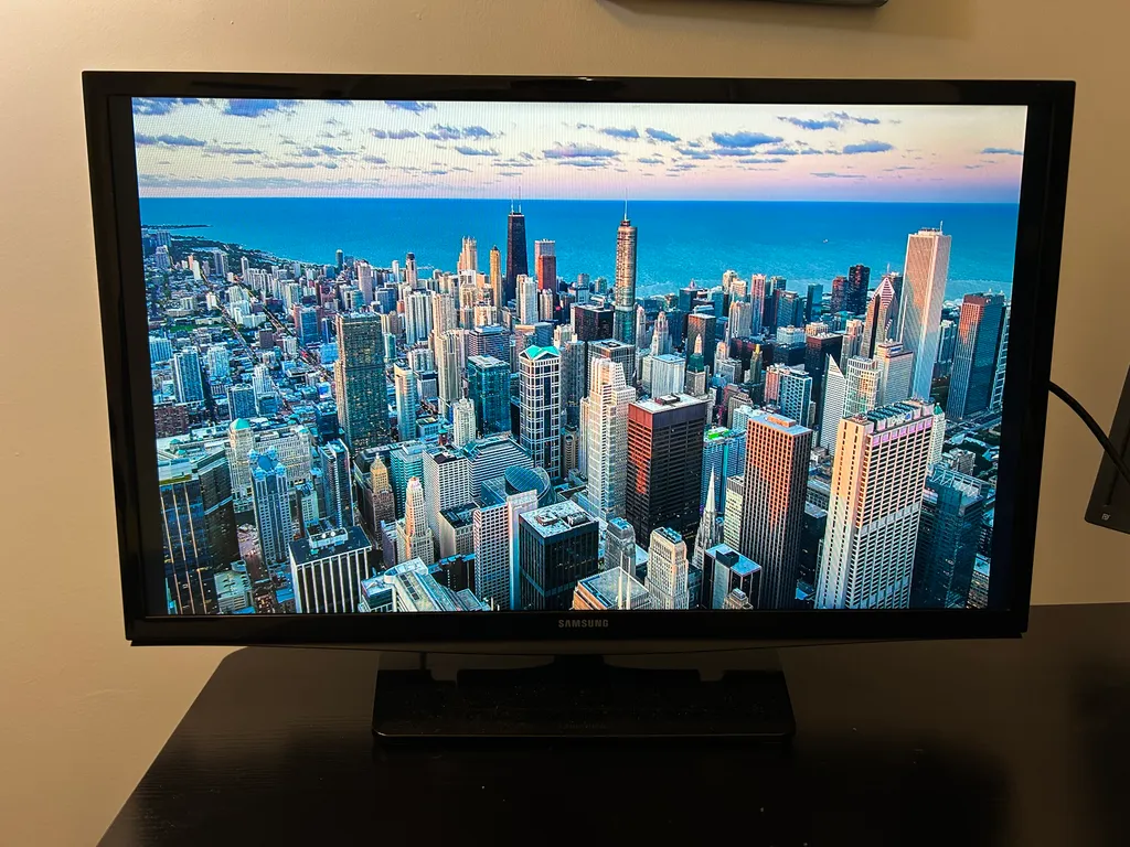 28’’ Samsung TV  photo 1