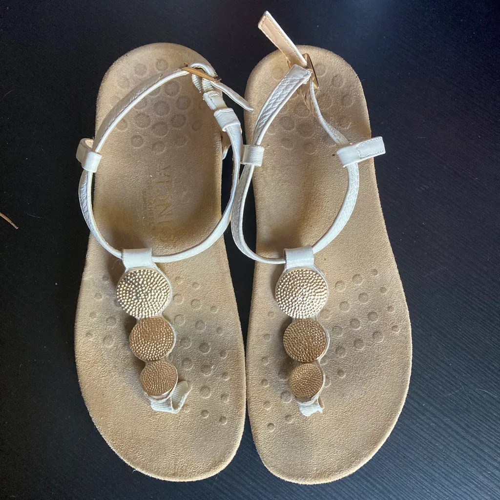 VIONIC SANDALS SIZE 6 photo 1
