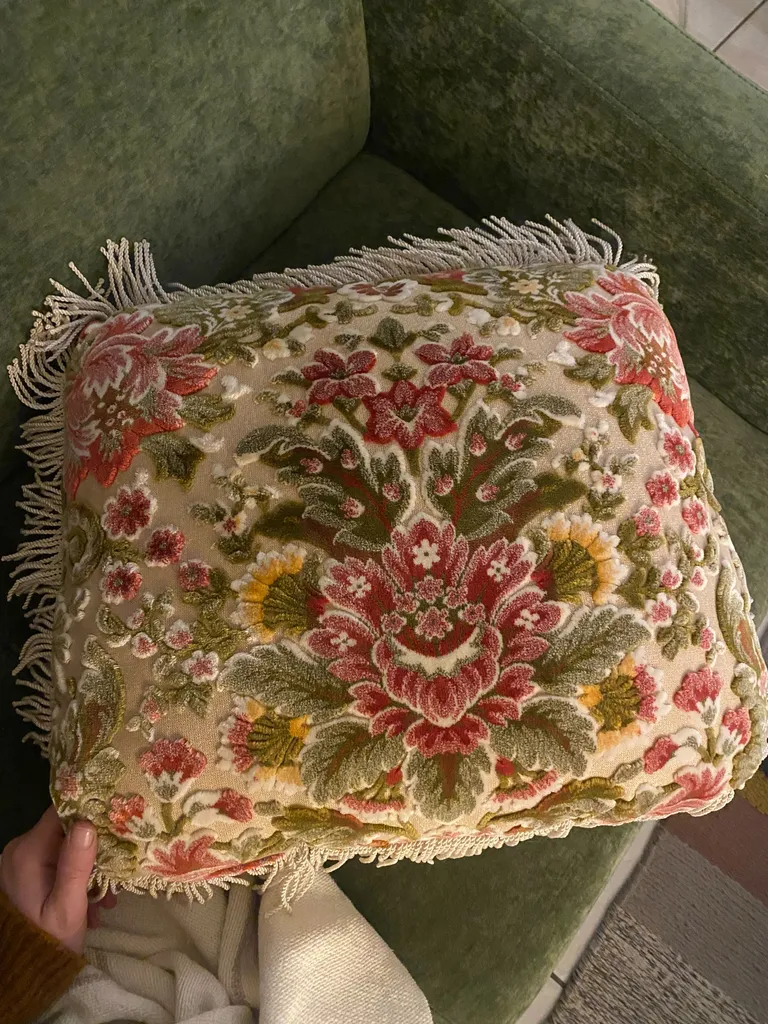 Throw pillows (2) photo 1