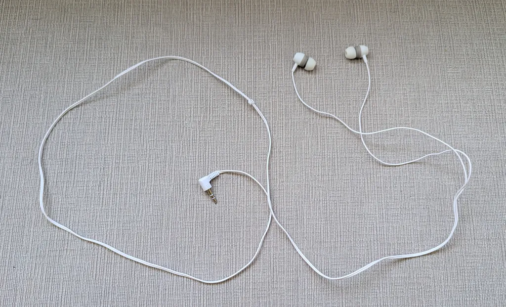 White Wired Earbuds photo 1