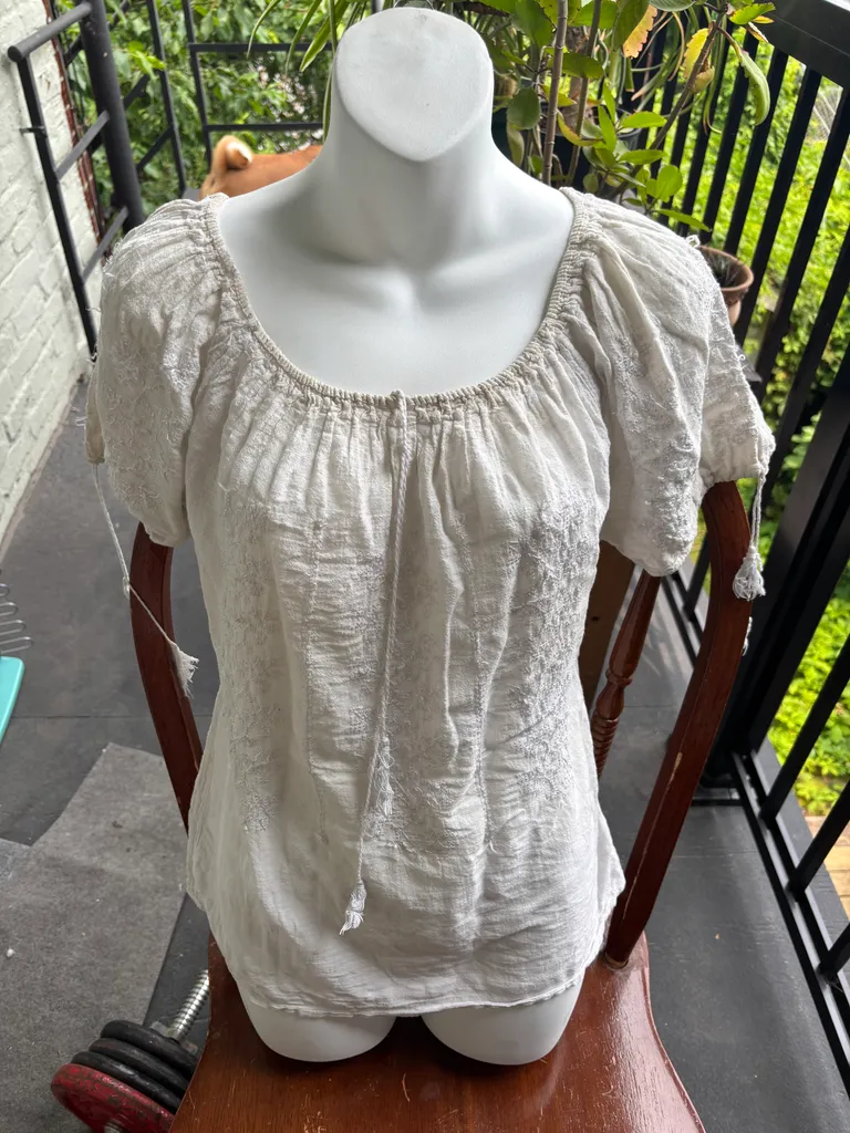 Embroidered Blouse M photo 1