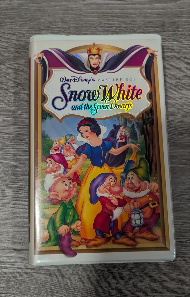 Walt Disney's Snow White and the Seven Dwarfs VHS Movie photo 1