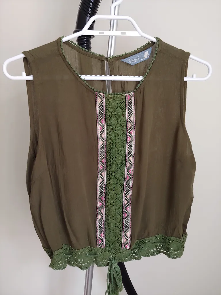 People top - Medium photo 1