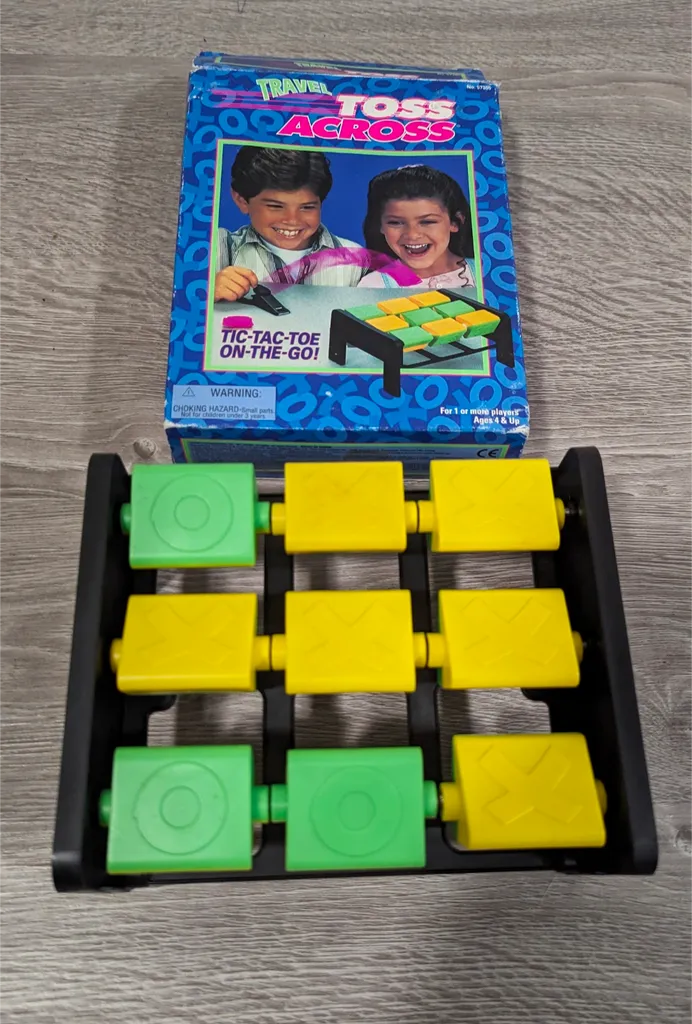 Travel Toss Across Tic-Tac-Toe On-The-Go Game photo 1