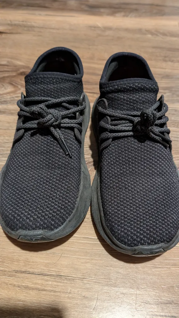 Vessi size 7 sneakers photo 1