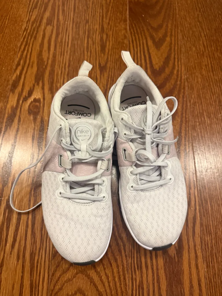 Nike sneakers photo 1