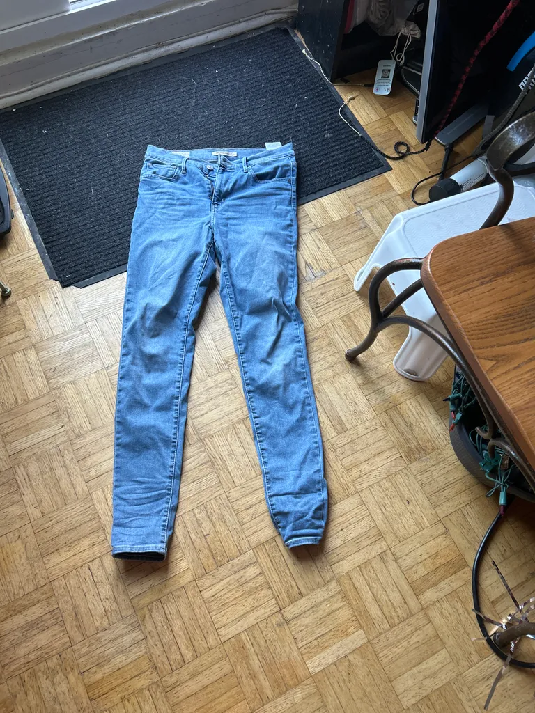 Levi Jeans SIZE 27 photo 1