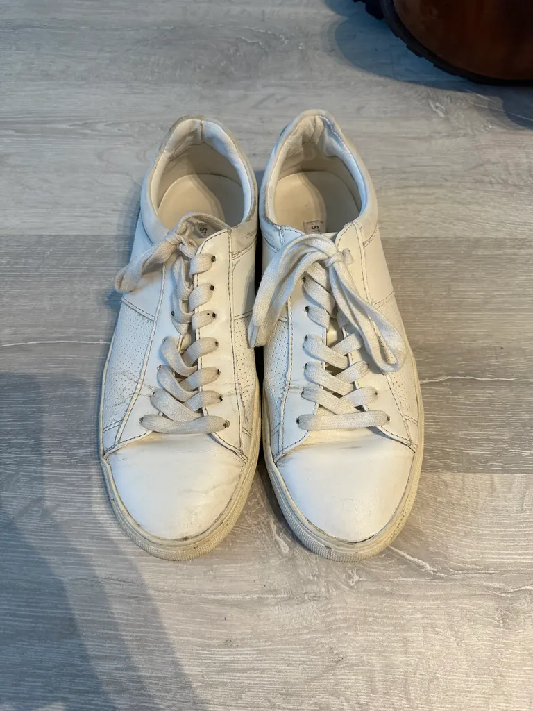 Steve Madden men’s 9 white vegan leather sneakers photo 1