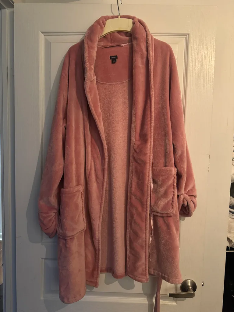 Fluffy pink robe! photo 1