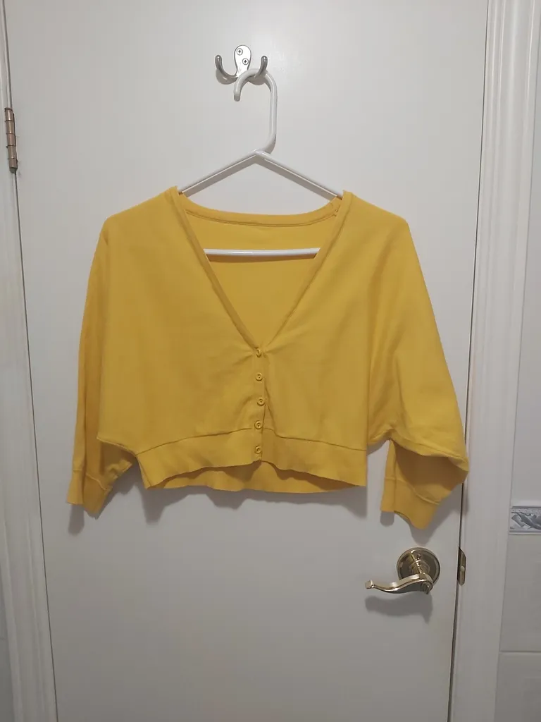 Yellow longsleeve buttoned crop top photo 1