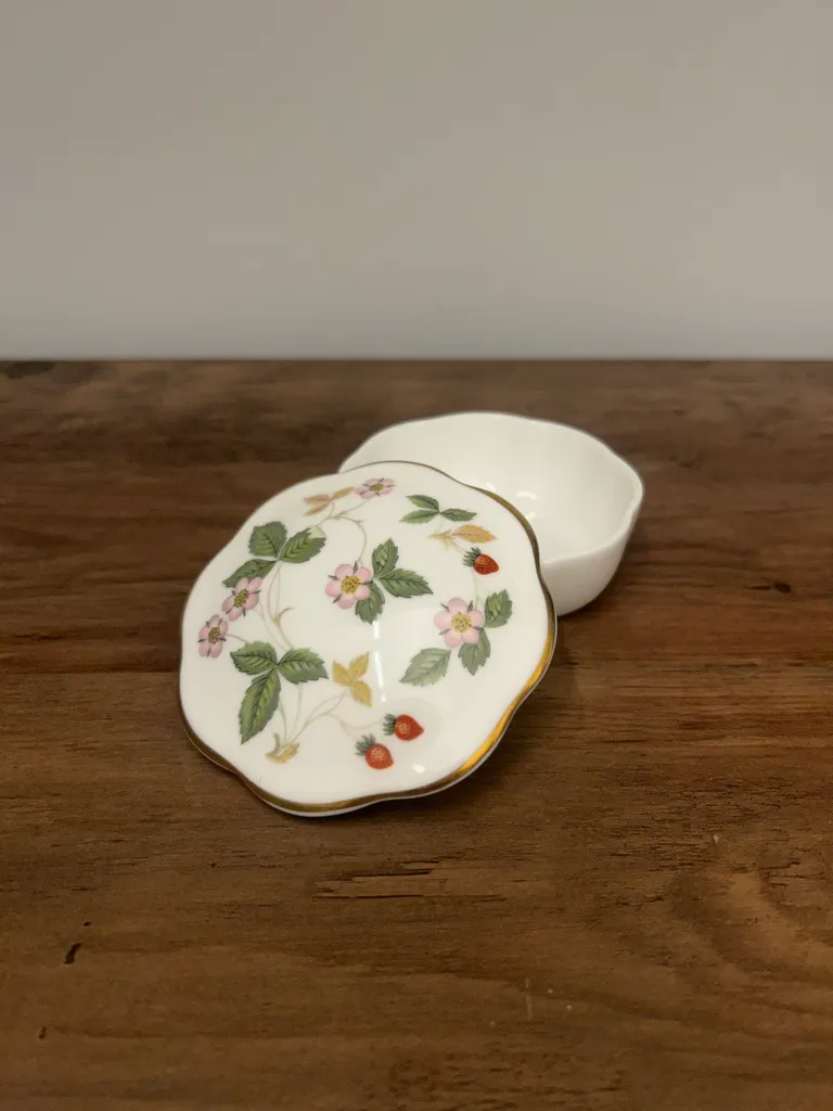 Pretty Vintage Ceramic Jewelry Holder  photo 1