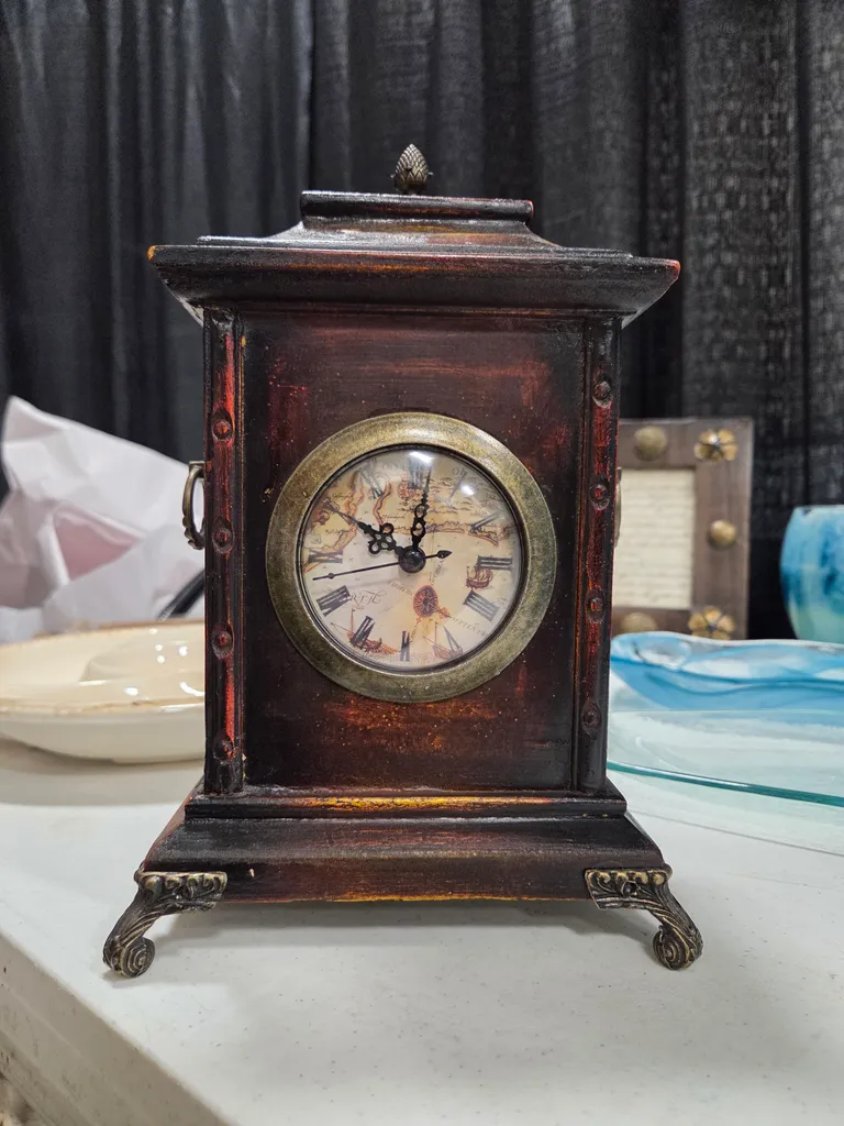 Footed clock photo 1