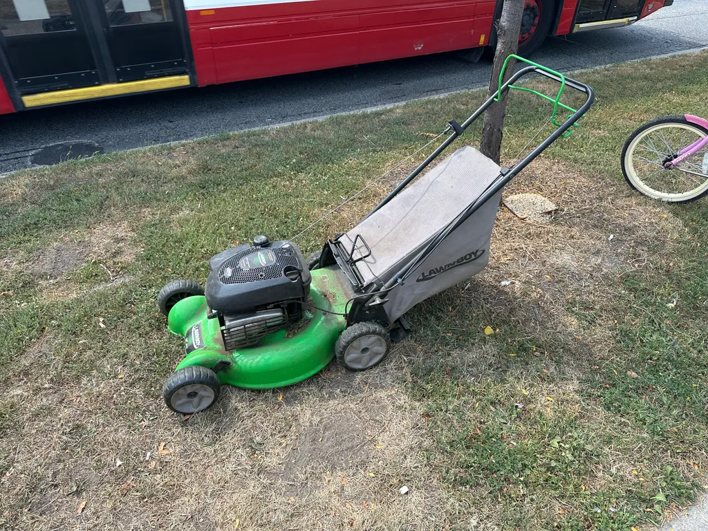 Gas lawnmower with traction photo 1