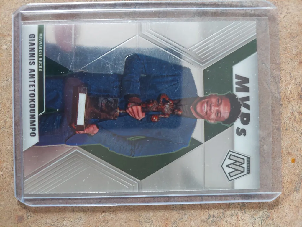 GIANNIS ANTETOKOUNMPO BASKETBALL CARDS photo 1