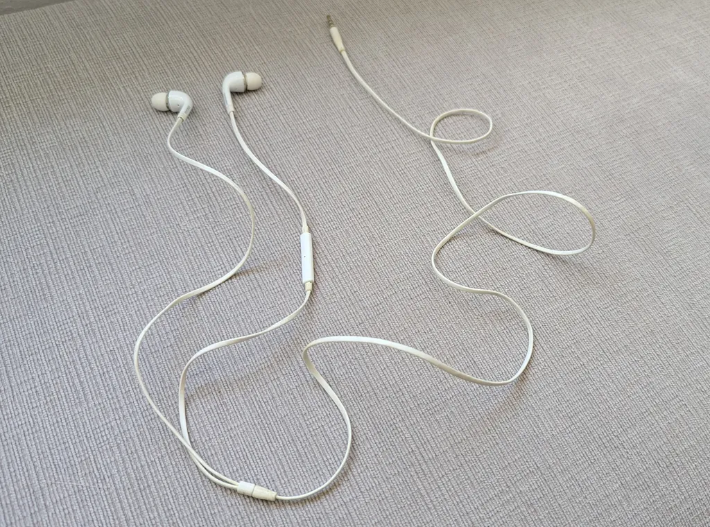 White Samsung Wired Earbuds photo 1