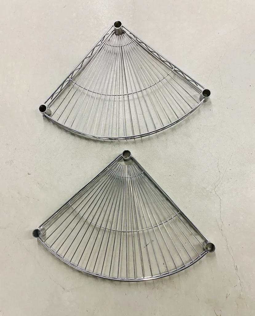 Corner wire shelving 18” quarter round - InterMetro-style photo 1