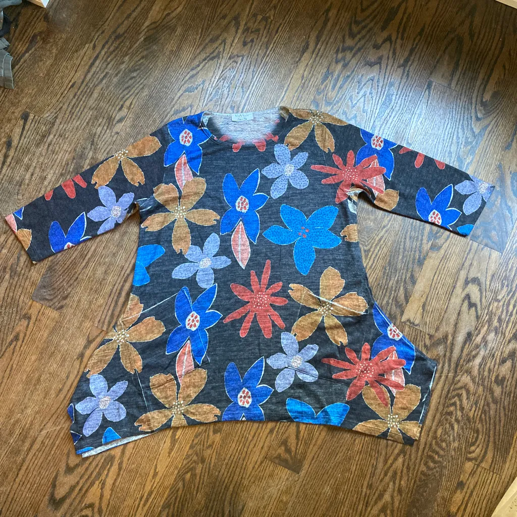 Via Vitale asymmetrical hem long sleeve FLORAL TOP size L/XL photo 1