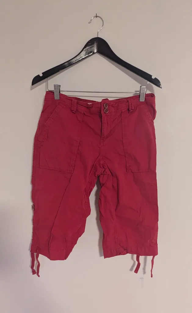 American Eagle Red Capris - Women's Size 6 photo 1
