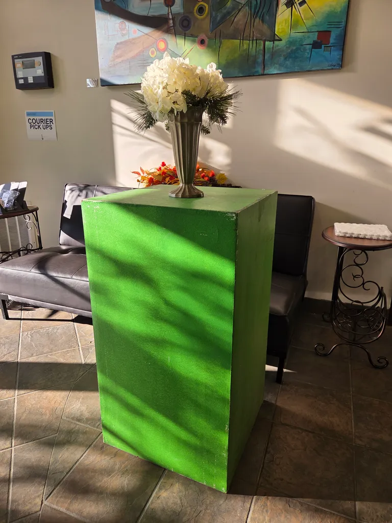 Free green display stand  photo 1