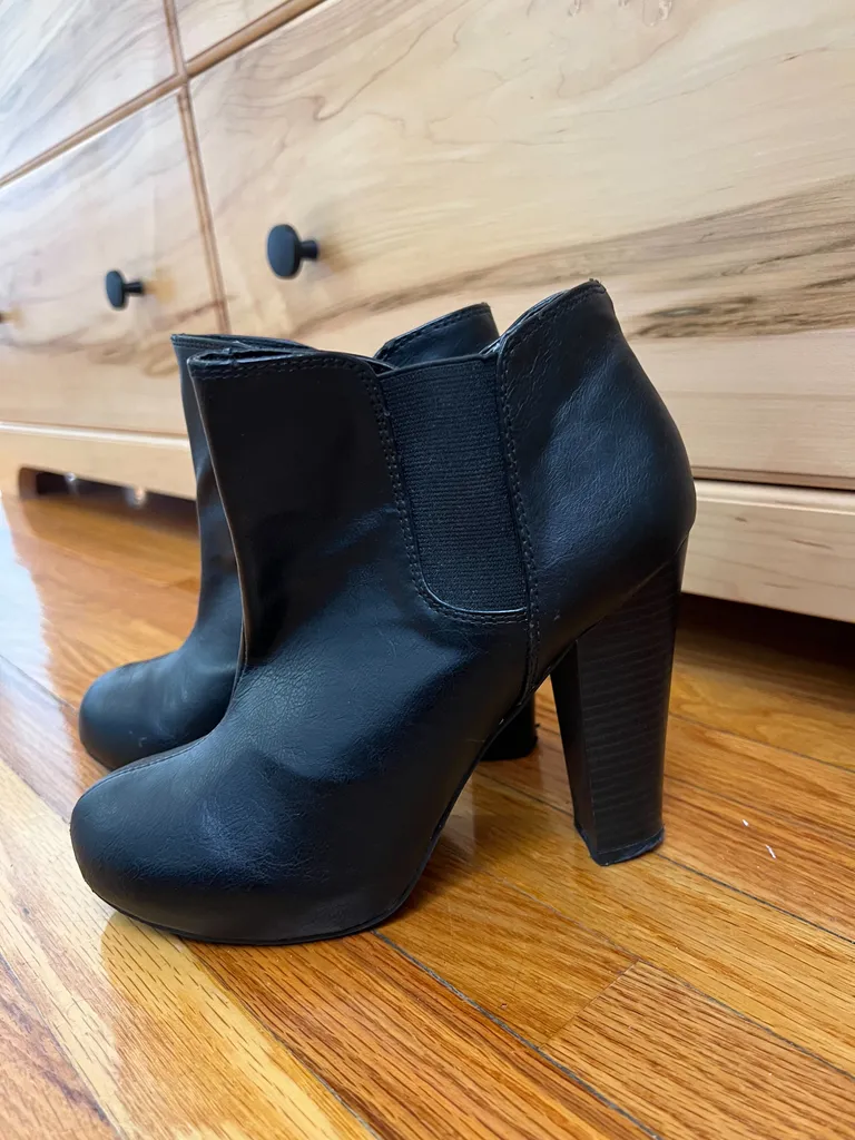 Black Leather Ankle Boots, Size 7.5, Like New photo 1