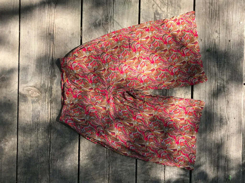 Vintage red paisley culotte/capris - S photo 1