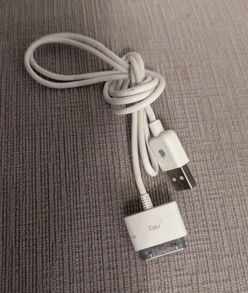 Apple 30-pin to USB Cable photo 1