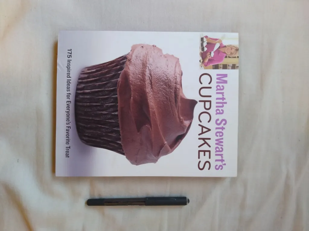 Martha Stewart's Cupcakes book photo 1