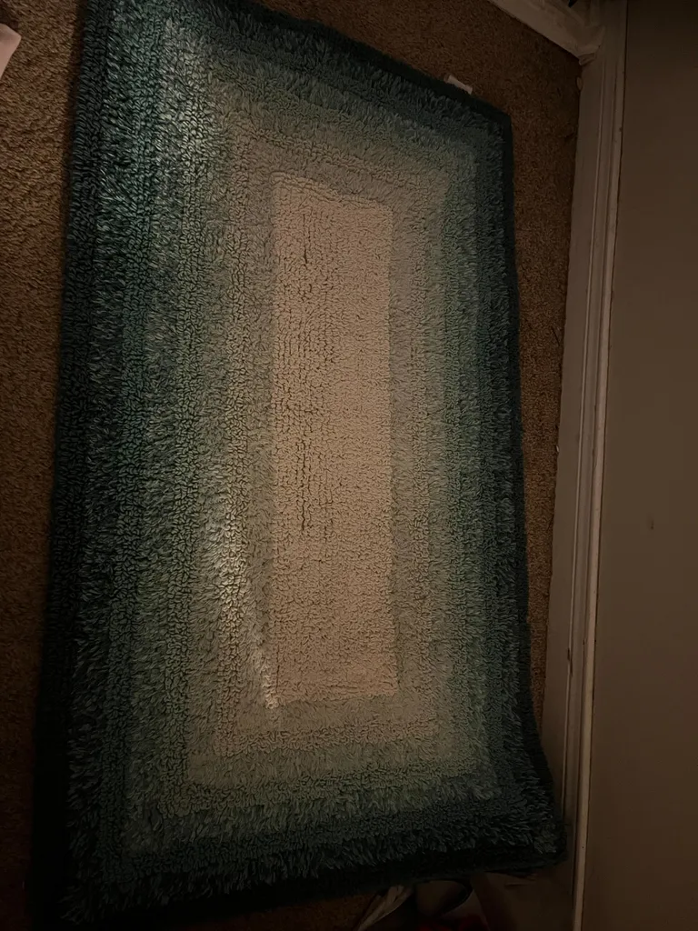 Like new Bath mat  photo 1