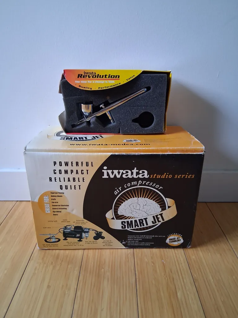 Iwata Airbrush & Compressor  photo 1