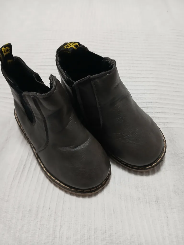 Toddler Chelsea boots size 33 EU (US 5) photo 1