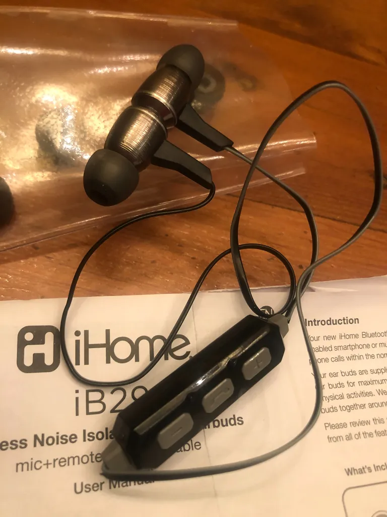 Wireless Bluetooth ear buds photo 1