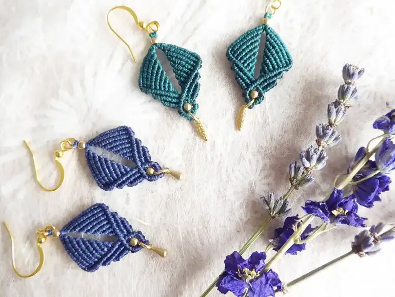 Macramé and dried fower jewelry photo 1