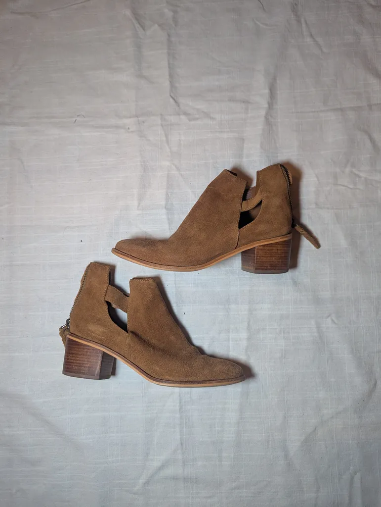 Brown suede boots photo 1