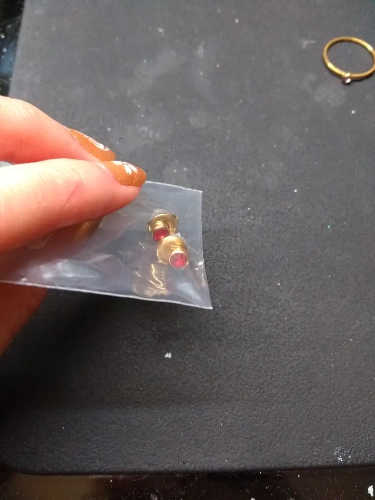 Red earrings photo 1