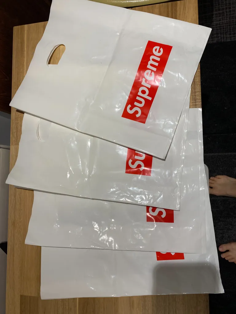 Supreme shopping bags photo 1