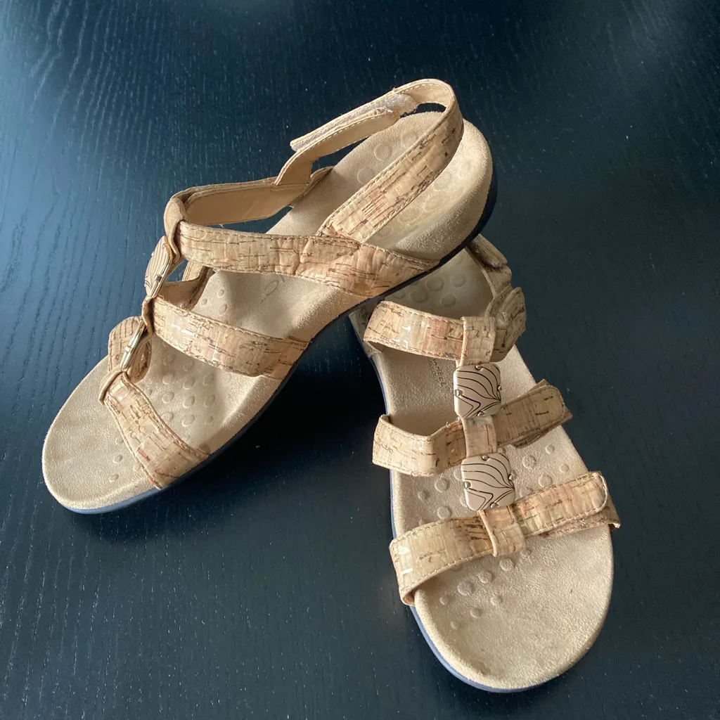 VIONIC SANDALS  SIZE 8 photo 1