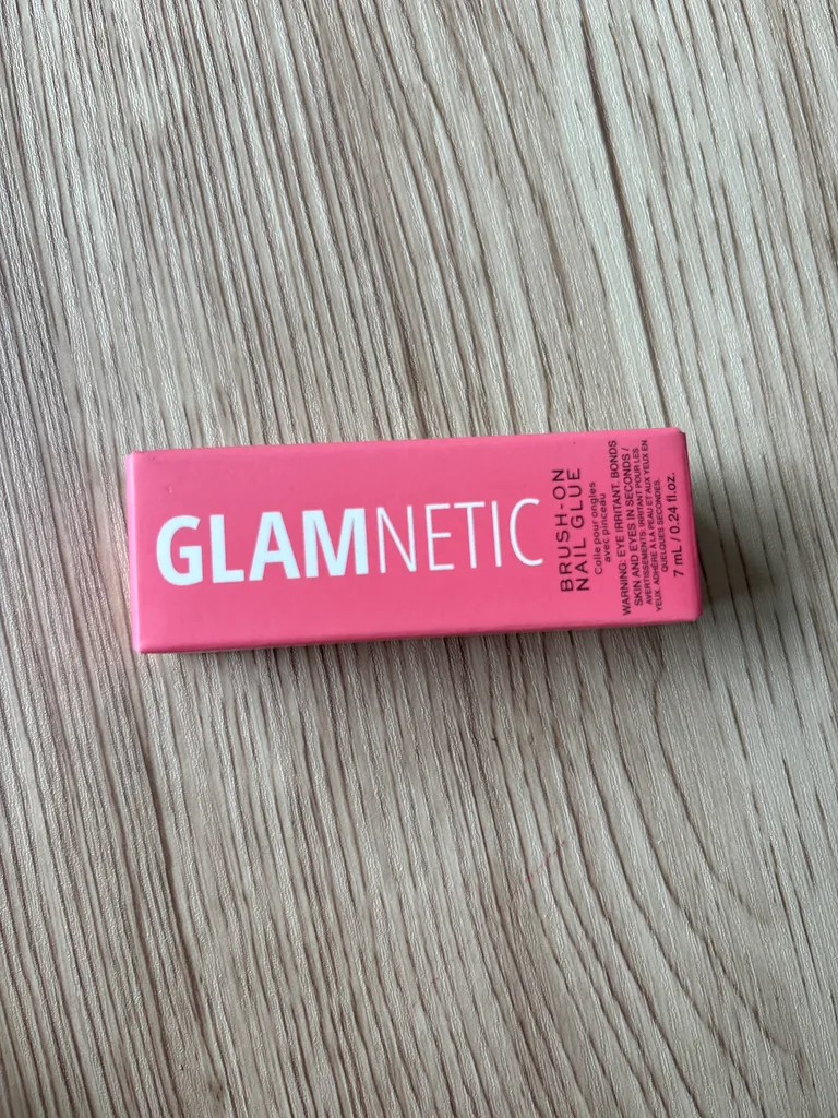 Brush on nail glue photo 1