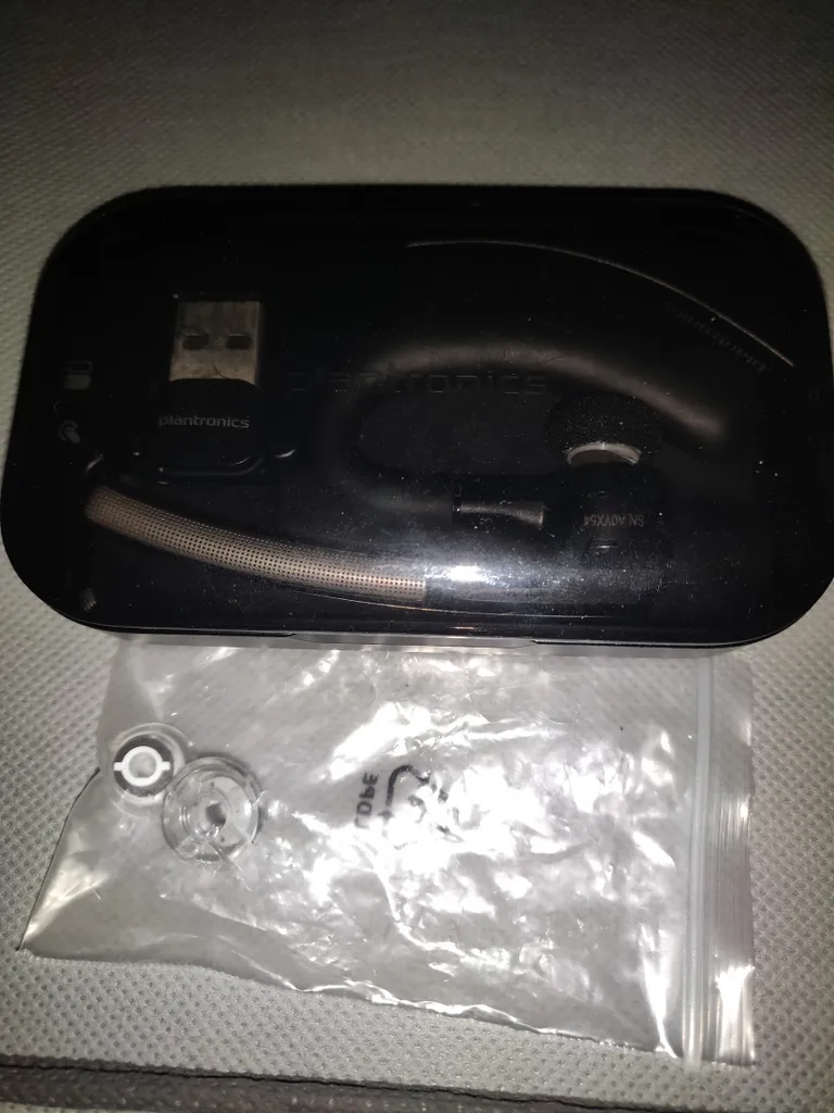 Plantronics ear piece Bluetooth  photo 1