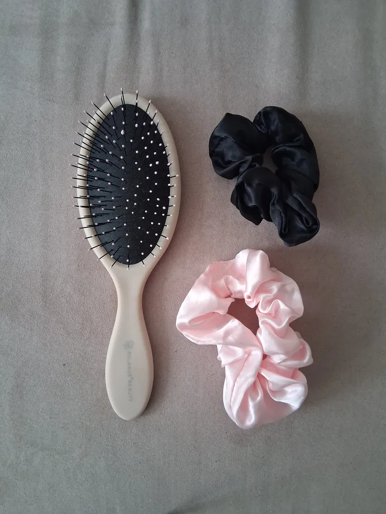 Detangling brush & scrunchie set photo 1