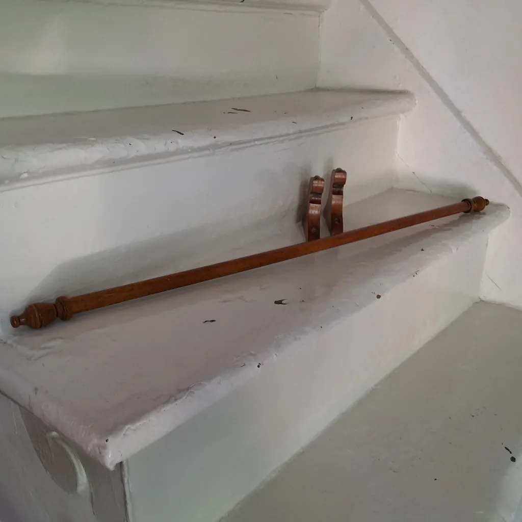 Wooden curtain rod & brackets photo 1