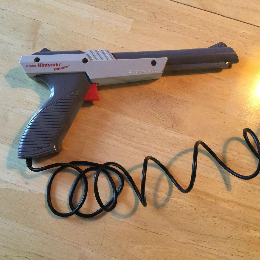 Excellent condition Authentic 1985 Nintendo NES Zapper Grey/Gris photo 1