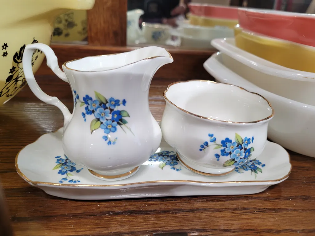 Cute cream and sugar set photo 1