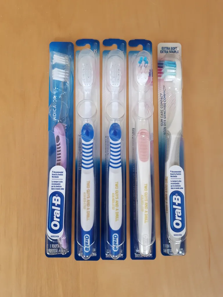 5 × Oral B toothbrushes photo 1