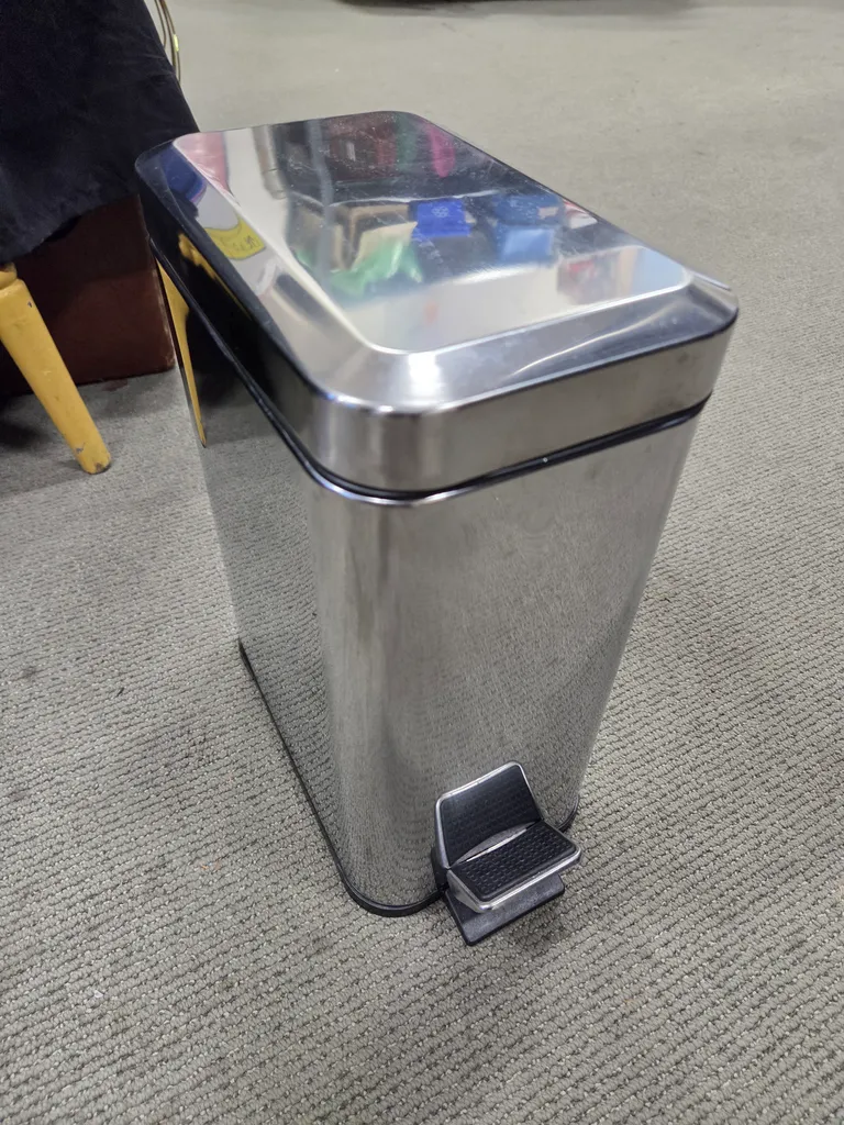 Small petal push open trash can photo 1